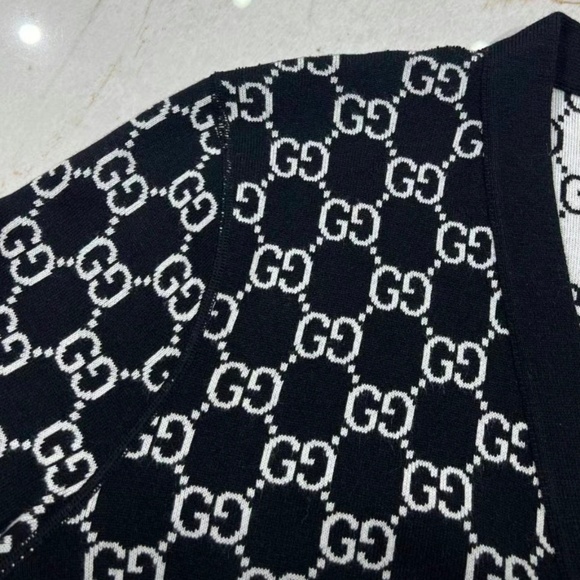 Gucci 2024 Monogram REVERSIBLE GG WOOL JACQUARD CARDIGAN in Black & White size L - Picture 3 of 8
